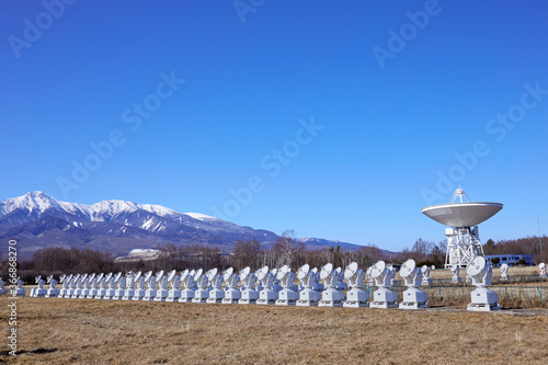 Obraz na płótnie 野辺山宇宙電波観測所 天頂を向いた形の45m電波望遠鏡と電波ヘリオグラフ 長野県南佐久郡南牧村
