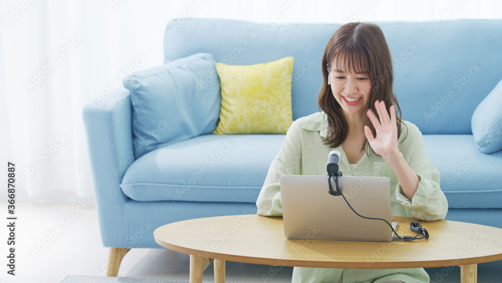 女性・コンピューター 女性・コンピューター