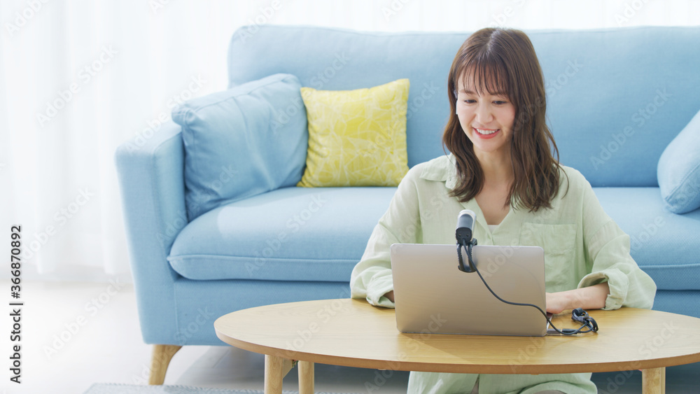 女性・コンピューター 女性・コンピューター