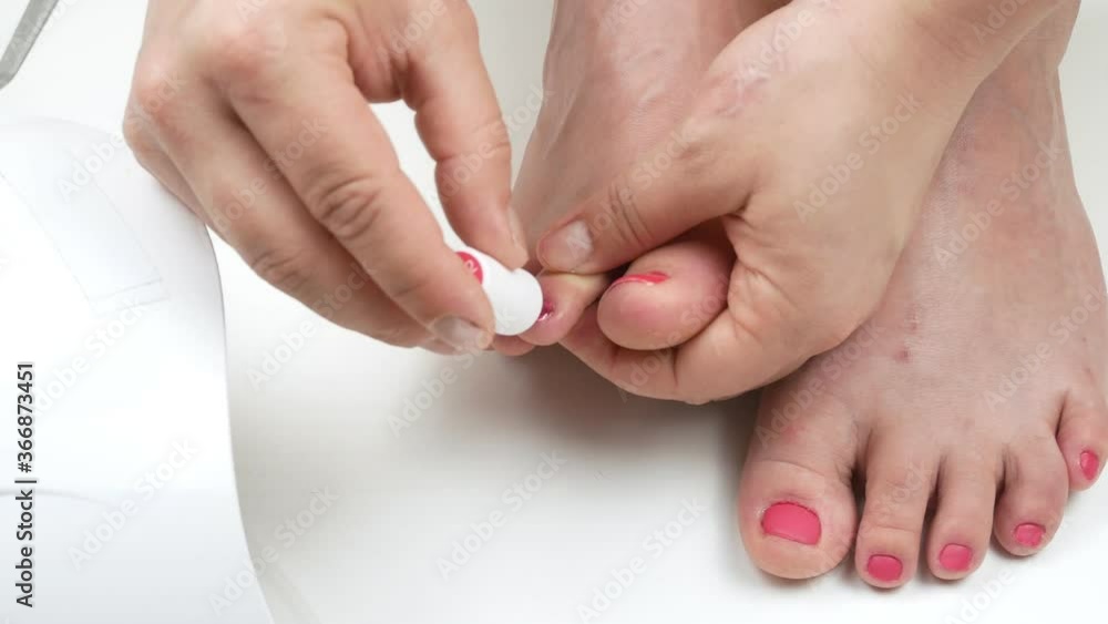 Paint toenails.Varnish for drying the UV lamp with the LEDs. Paint toenails.Varnish for drying the UV lamp with the LEDs.
