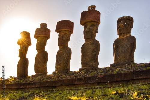 Moais al atardecer en Islas de Pascua, Chile