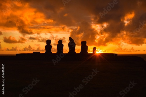 Moai al atardecer en Isla de Pascua, Chile