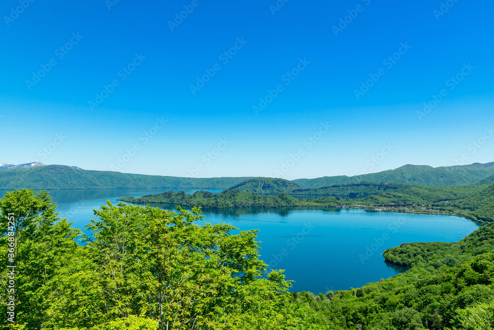 Fototapeta premium 【青森県十和田湖】夏の十和田湖：紫明亭展望台から望む十和田湖はハート型