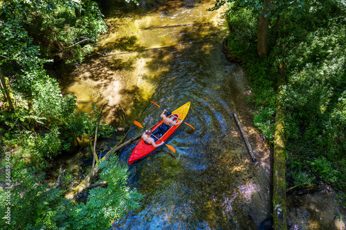 Fototapeta Naklejka Na Ścianę i Meble -  Spływ kajaków na rzece Marózka na Mazurach
