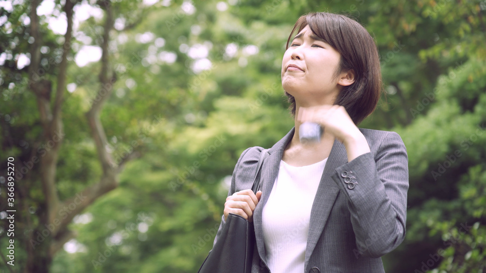 汗を拭くビジネスウーマン	
