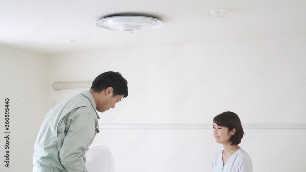 照明器具を取り付ける男性 照明器具を取り付ける男性