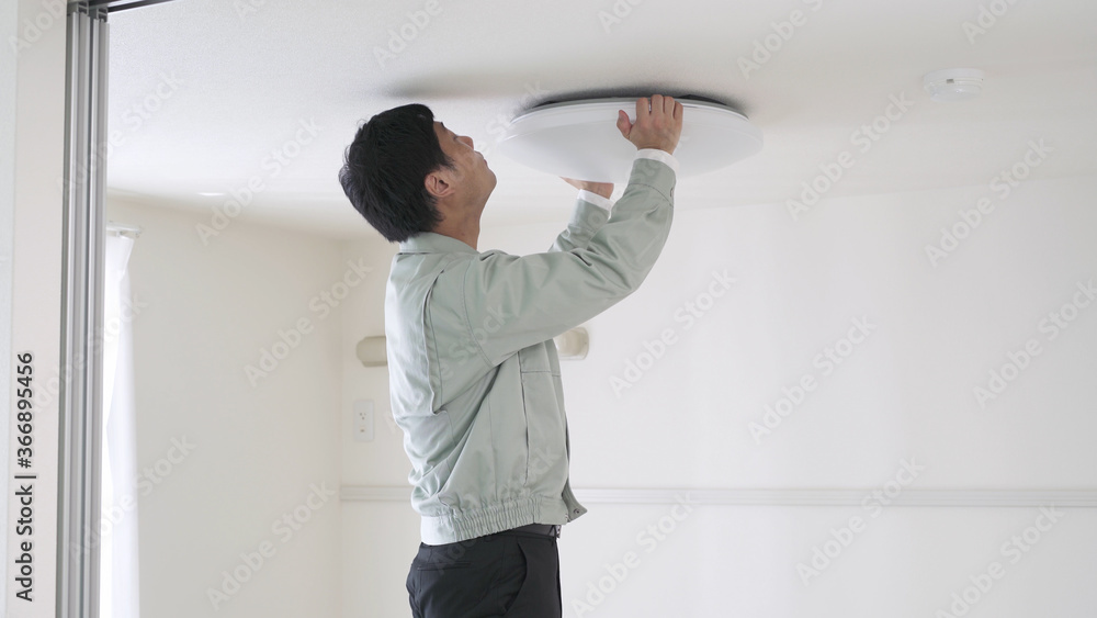 照明器具を取り付ける男性
照明器具を取り付ける男性