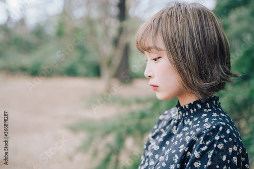 春 夏 公園 ボブ ヘア 女性 ポートレート