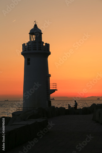 夕日に染まる伊良湖岬灯台