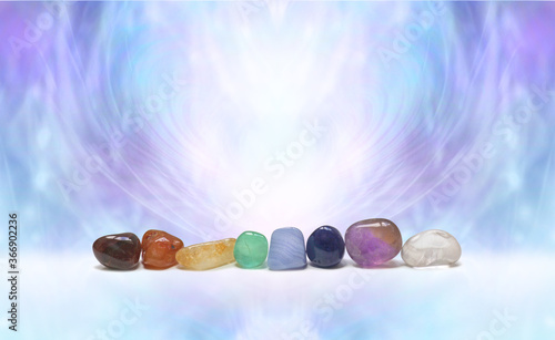 Foto Single Row of Eight Chakra Crystals - Red, orange carnelian, yellow citrine, gre