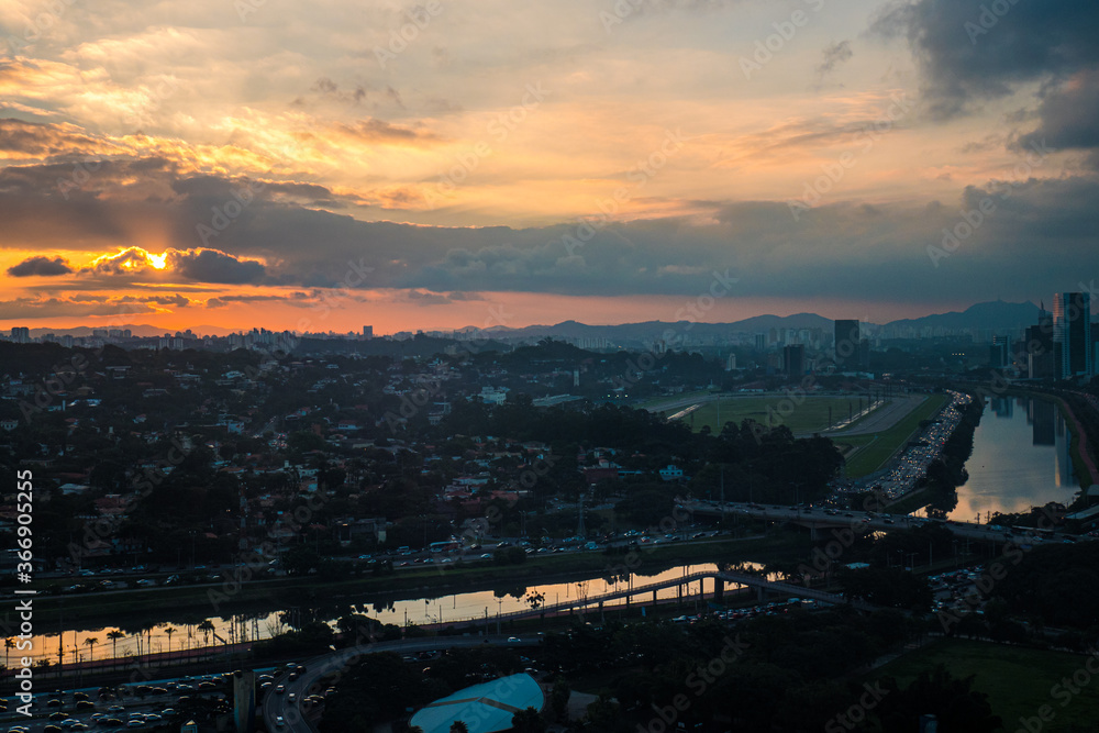 Fototapeta premium Marginal Pinheiros on a Sunset