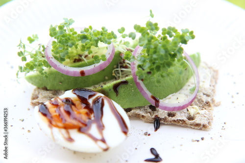 Brokkolisprossen Brokkoli Keime Züchten ziehen Keimlinge Brokkolikeime mit Knäckebrot Avocado und Ei photo