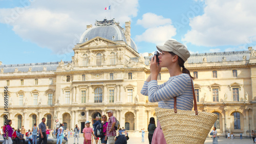 Canvas Print Young tourist with a retro camera in Paris