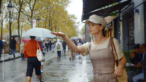 Photography Young girl on a rainy day in Paris