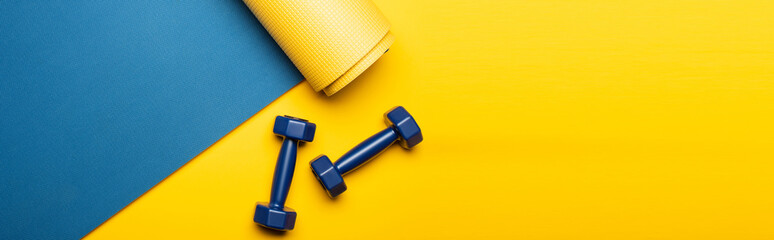 Fotobehang Fitness Blauwe fitnessmat met halters bovenaanzicht  © LIGHTFIELD STUDIOS