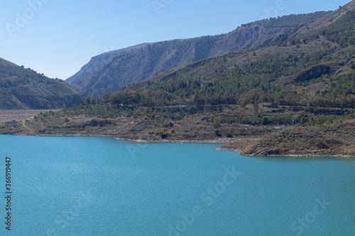 Beninar reservoir surrounded by mountains © Javier