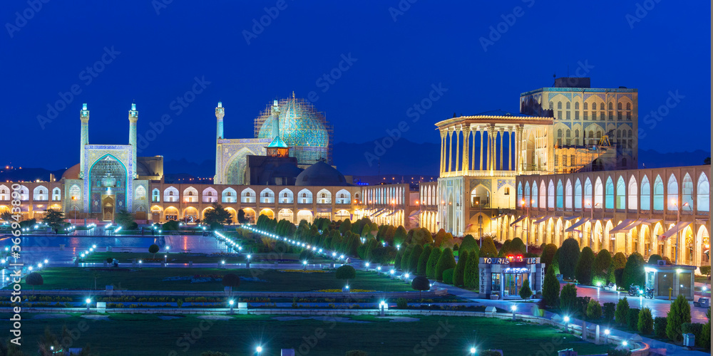 Masjed-e Imam Mosque and Ali Qapu Palace, Maydam-e Iman square at sunrise, Esfahan, Iran