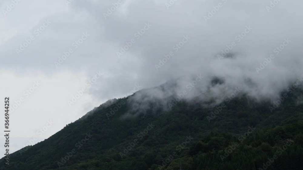 山頂にかかる雲 山頂にかかる雲