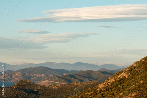Paysage des chaines de montagnes Corse au coucher du soleil