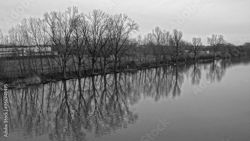 Spiegelung am Rhein in schwarz-weiss