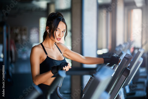 Fitnesswoman doing cardio in gym.