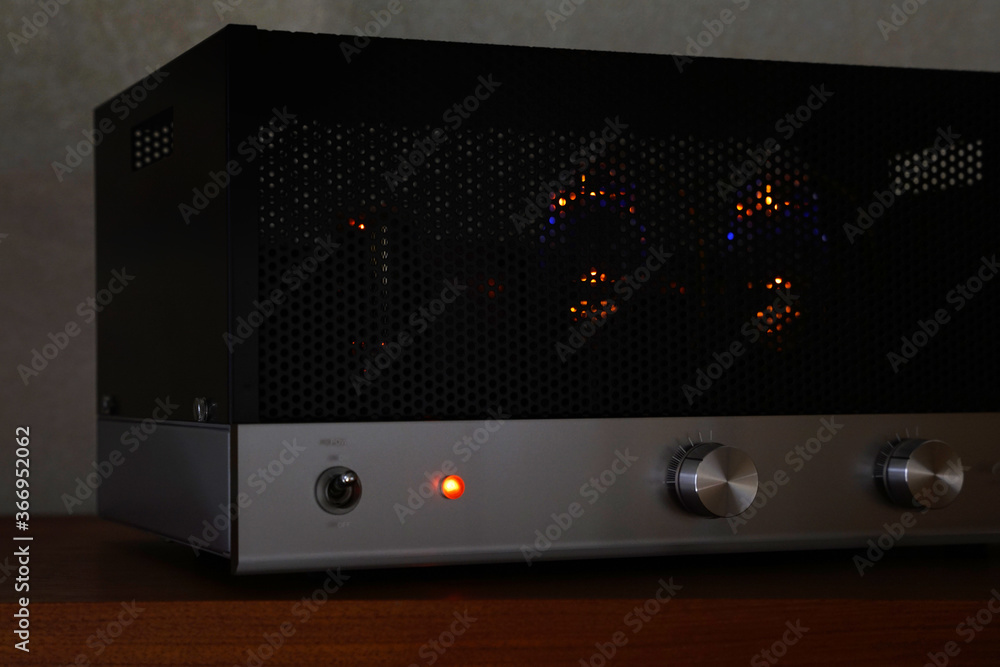 Fototapeta premium 真空管アンプ