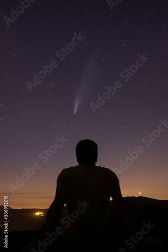 Neowise homem olhando o cometa e estrelas no céu 