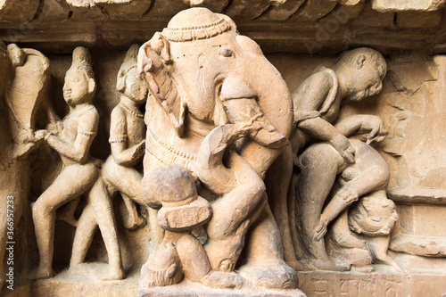 Tableau sur toile Sculptures on the walls of Lakshmana Temple, Khajuraho Group of Monuments, Madhy