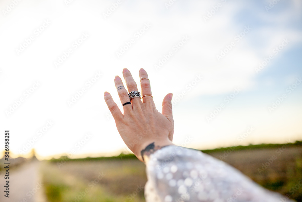Mani di donna con abito bianco da cerimonia. Mani di donna con abito bianco da cerimonia.