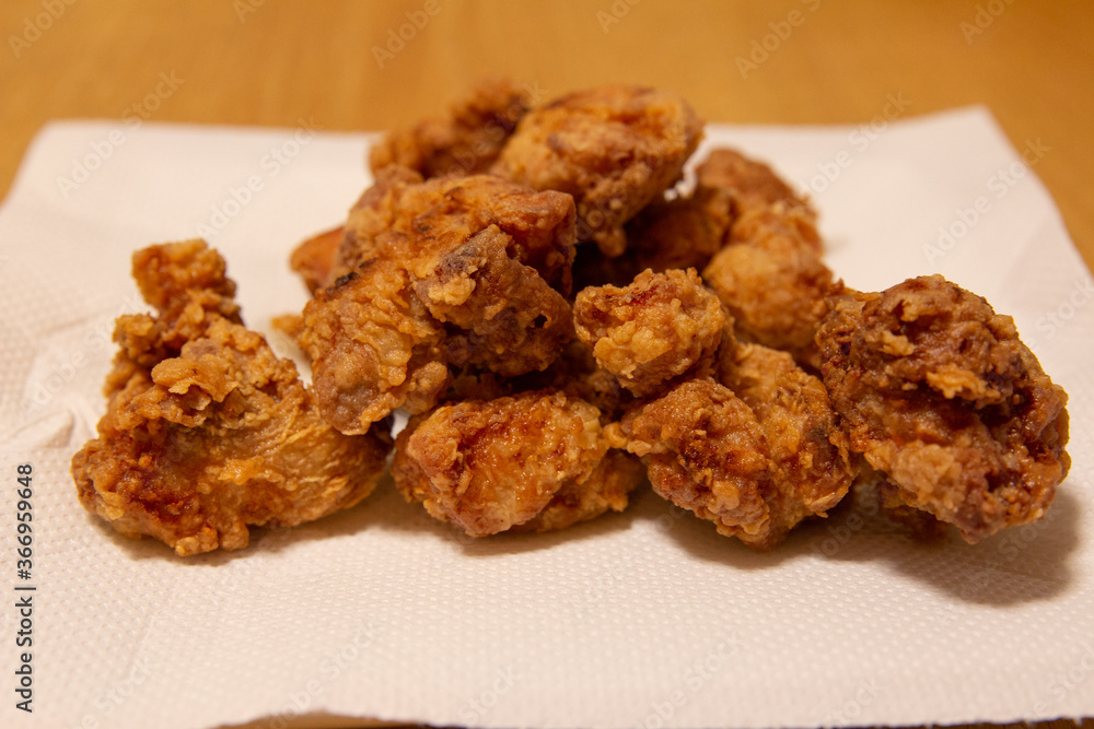皿に盛りつけた手作りの鶏唐揚げ 皿に盛りつけた手作りの鶏唐揚げ
