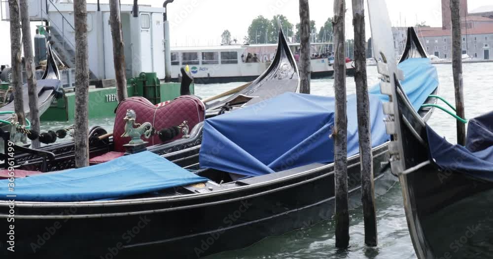 Gondole mosse dalle onde e vaporetto Gondole mosse dalle onde e vaporetto