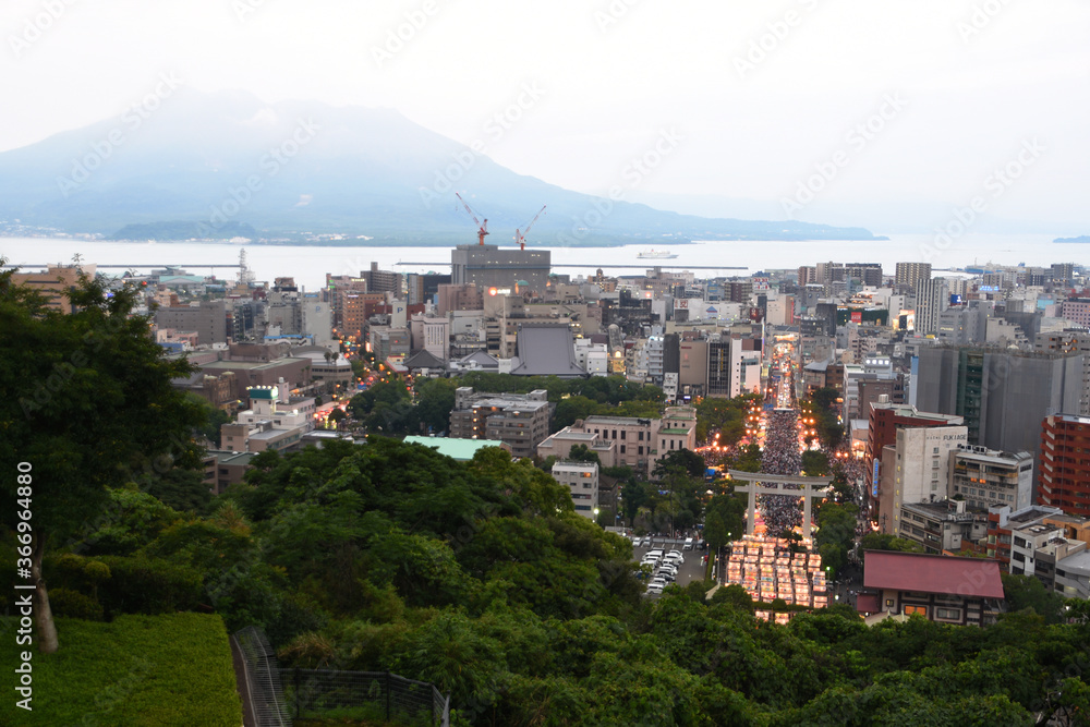 Fototapeta premium 照国神社の六月燈と桜島 