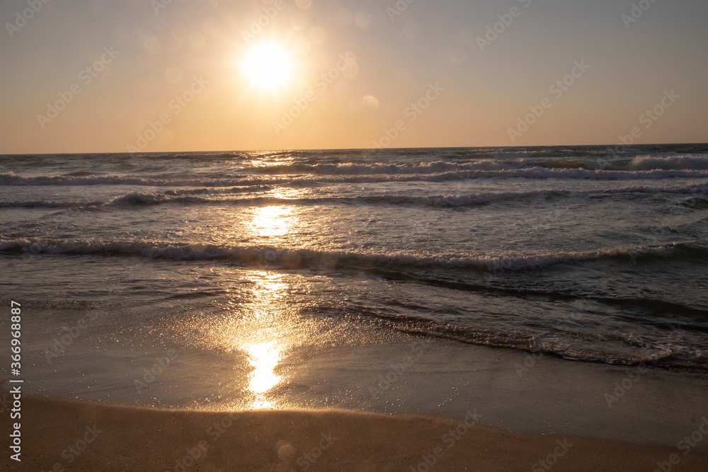 Onde al tramonto nella spiaggia di Kos. Grecia. 