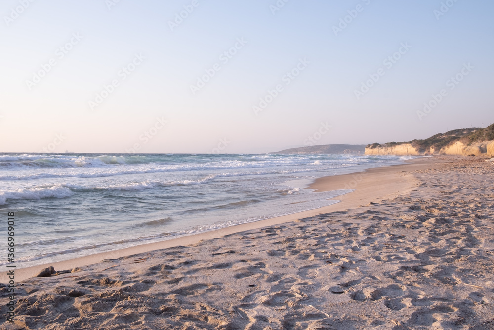 Onde al tramonto nella spiaggia di Kos. Grecia. Onde al tramonto nella spiaggia di Kos. Grecia.