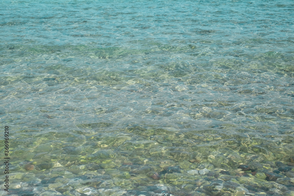 Acqua cristallina spiaggia con sassi di Kos. Grecia