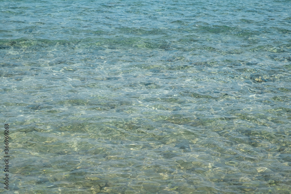 Acqua cristallina spiaggia con sassi di Kos. Grecia
