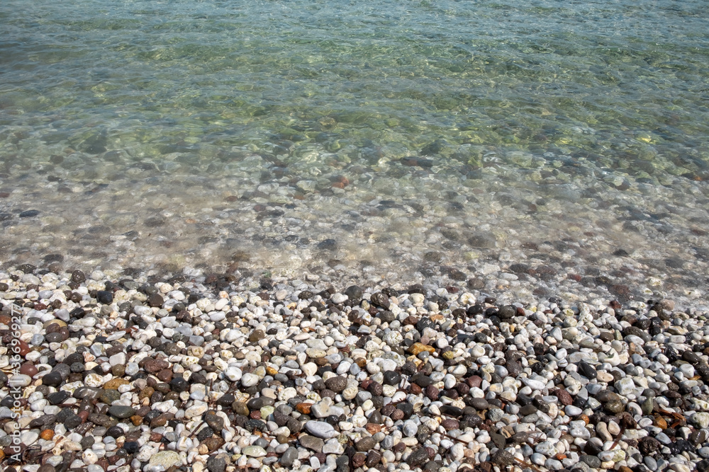 Acqua cristallina spiaggia con sassi di Kos. Grecia Acqua cristallina spiaggia con sassi di Kos. Grecia