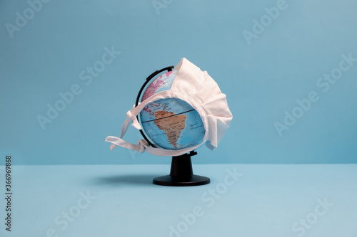 Weltkugel mit weißer Maske mit Sicht auf Nordamerika mit blauem Hintergrund photo