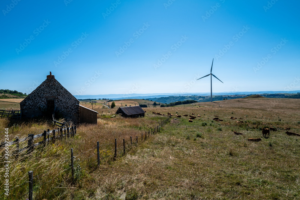 une éolienne dans le paysage auvergnat une éolienne dans le paysage auvergnat