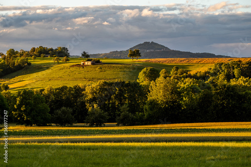 Abendstimmung bei Holzheim Kreis Göppingen Blick auf den Hohenstaufen