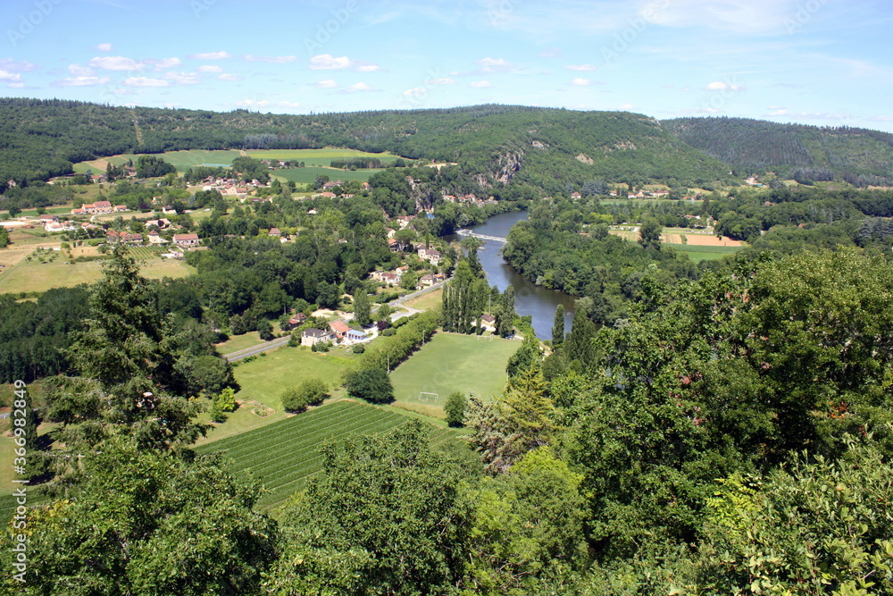 paysage du lot , rivière la Dordogne en france