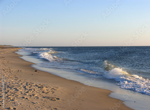 Abendstimmung am Meer, Wellen schlagen an den Strand, Jütland, Dänemark