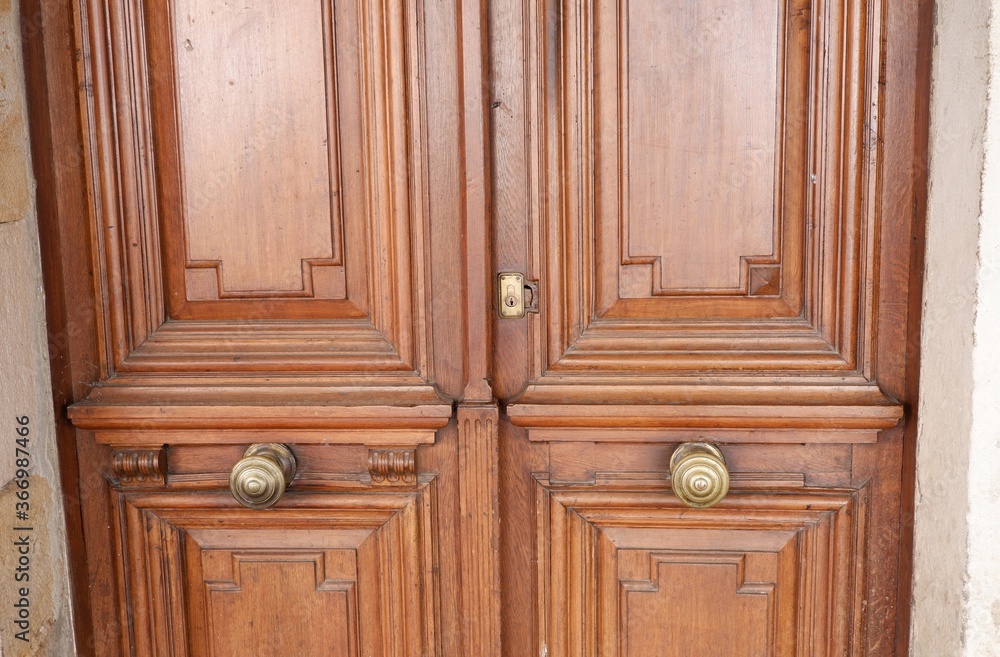 Puerta de madera con pomos de hierro y cerradura Puerta de madera con pomos de hierro y cerradura