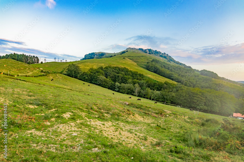 Fototapeta premium Trecking por montes de Andoain del Pais Vasco al atardecer