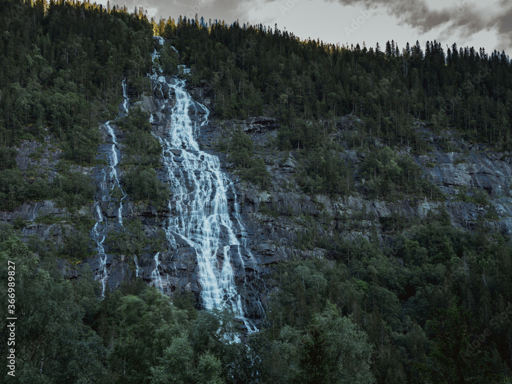 Wodospad Rjukanfossen w miejscowości Rjukan w Norwegii - obrazy, fototapety, plakaty 