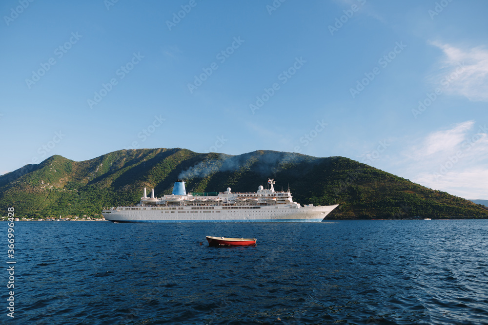 Cruise liner against the backdrop of the mountain