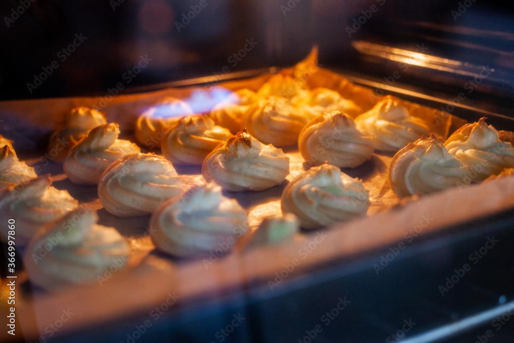 Bignè alla panna all'italiana. Profiteroles al cioccolato fondente . Bignè alla panna all'italiana. Profiteroles al cioccolato fondente .