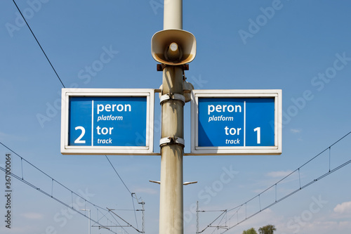 Oznaczenia torów na peronie stacji kolejowej