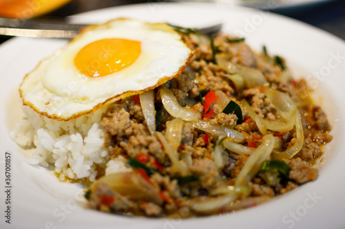 タイ料理、白いご飯にミンチ肉とパプリカと玉ねぎを炒めた具と、目玉焼きをトッピングしたガパオ。