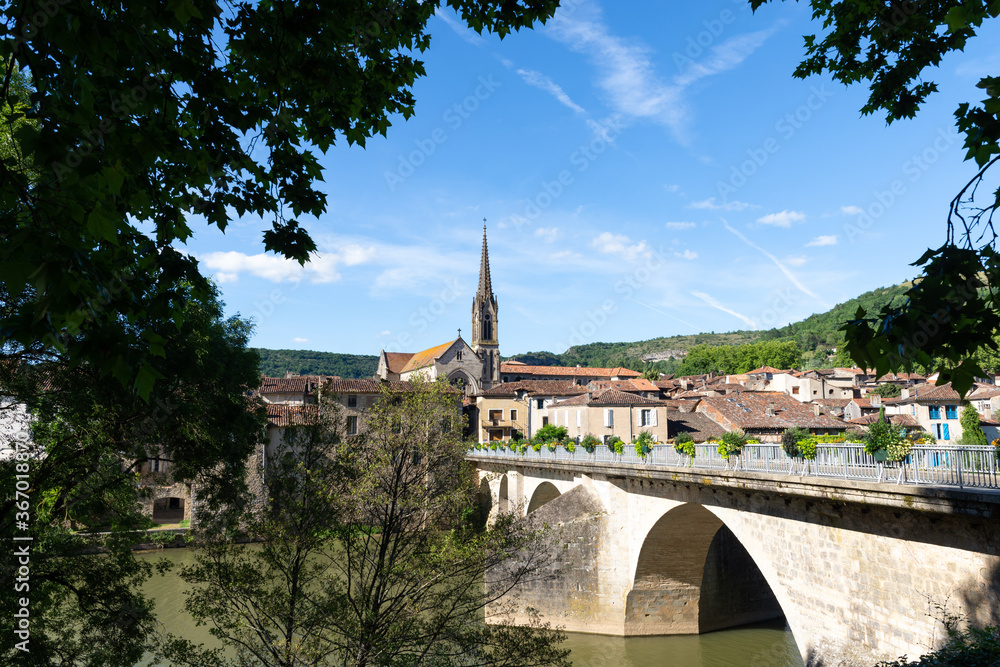 Village de Saint-Antonin-Noble-Val et fleuve de l'Aveyron